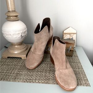 Like New Sorel Tan Ankle Boots with Block Heel and V-Shaped Cut